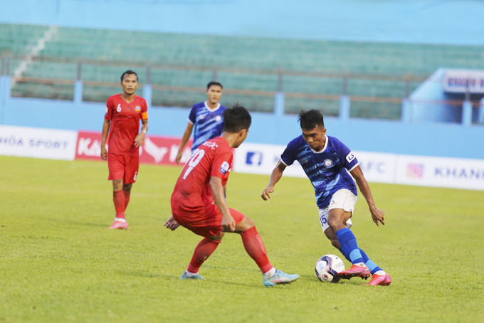 Khánh Hòa FC trong trận đấu với đội Bình Phước.