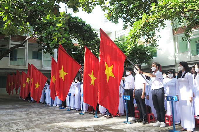 Học sinh Trường Nguyễn Văn Trỗi chào cờ trong lễ khai giảng.