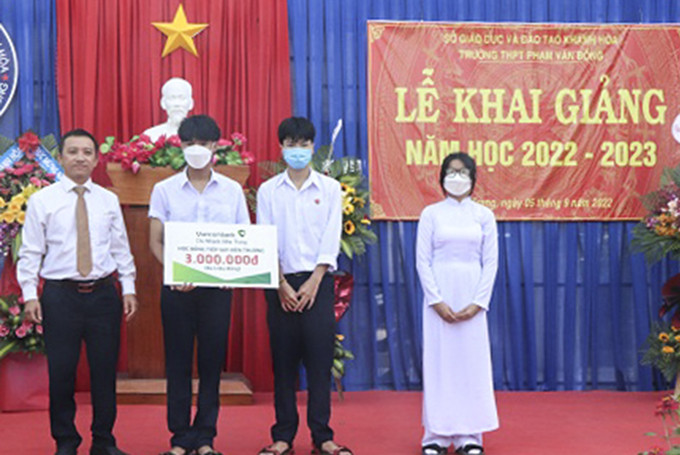 Đại diện học sinh nhận học bổng của Vietcombank chi nhánh Nha Trang.