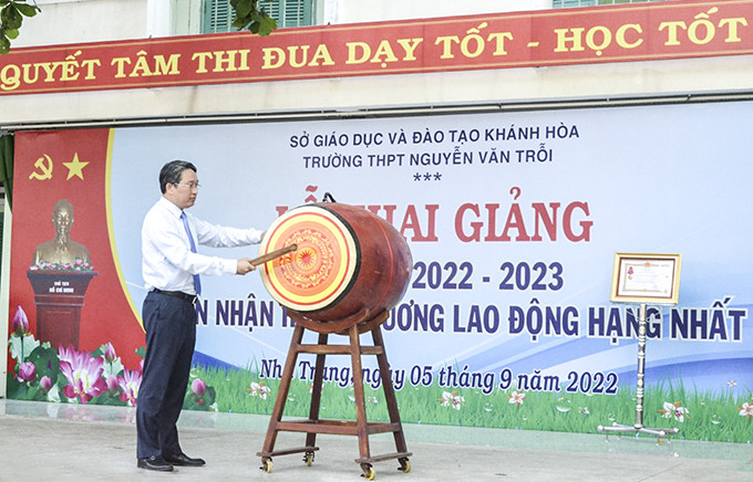 Ông Nguyễn Hải Ninh đánh trống khai giảng năm học mới.