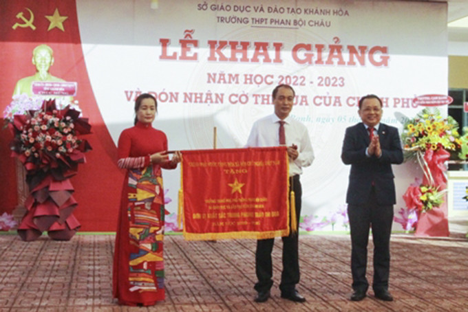 Thừa ủy quyền của Thủ tướng Chính phủ, ông Lê Hữu Hoàng trao Cờ thi đua cho nhà trường.