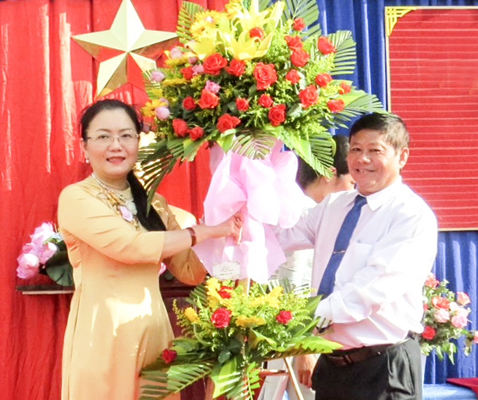Bà Phạm Thị Xuân Trang tặng hoa cho nhà trường.