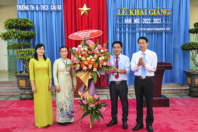 Đinh Văn Thiệu tặng hoa của Tỉnh uỷ - HĐND - UBND - UBMTTQ Việt Nam tỉnh cho ban giám hiệu trường