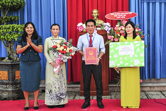 Lãnh đạo UBND huyện Khánh Vĩnh trao quyết định thành lập Trường Tiểu học & THCS Cầu Bà cho ban giám hiệu trường.