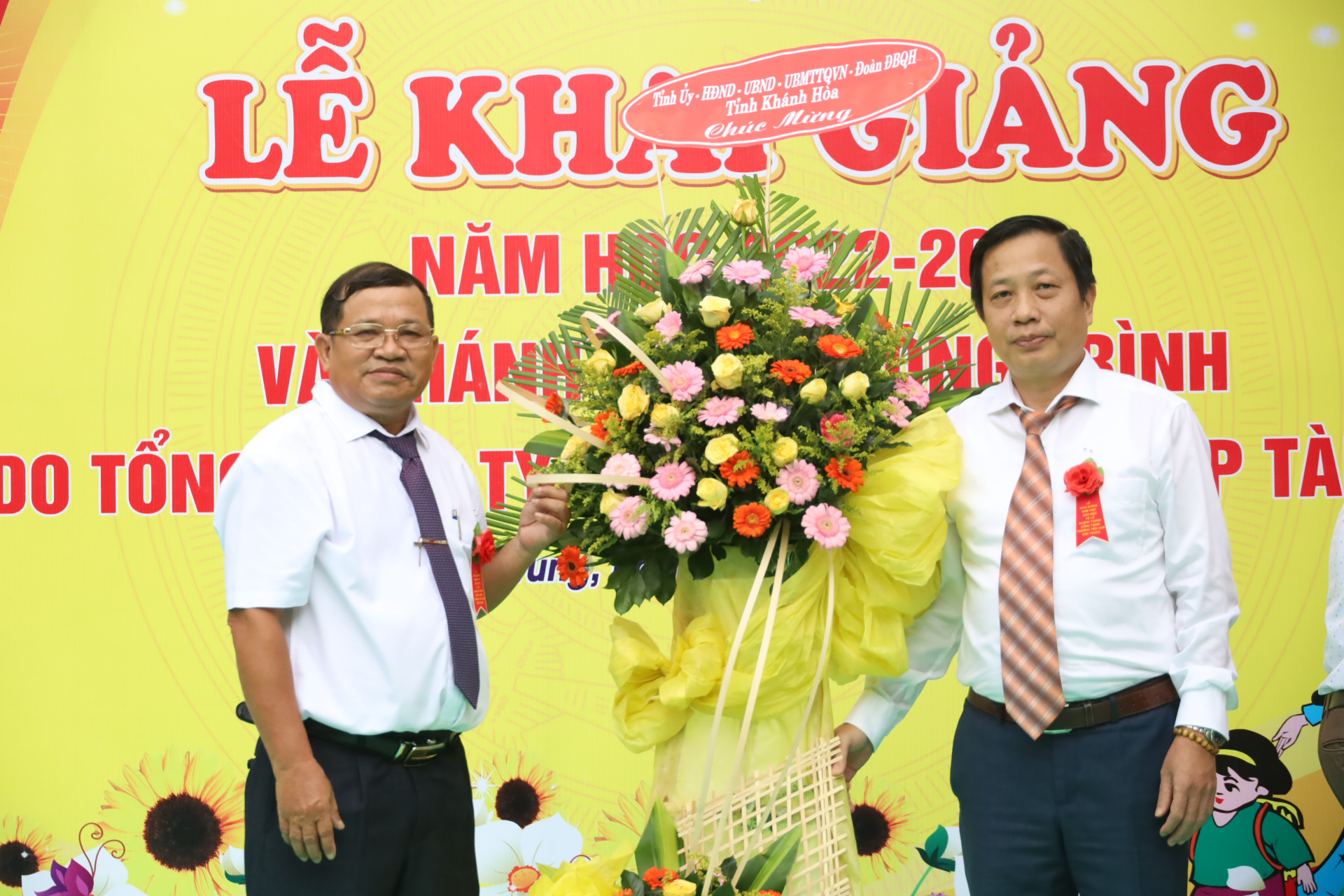 Ông Hà Quốc Trị tặng hoa chúc mừng giáo viên, học sinh Trường Tiểu học Sơn Trung bước vào năm học mới.
