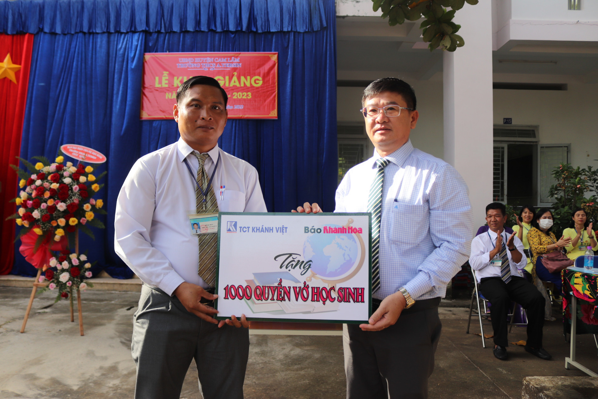 Báo Khánh Hòa và Tổng Công ty Khánh Việt tặng 1.000 quyển vở cho học sinh.