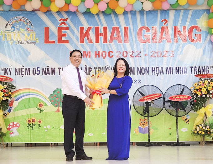 Ông Nguyễn Sỹ Khánh - Chủ tịch UBND TP. Nha Trang tặng hoa chúc mừng nhà trường.