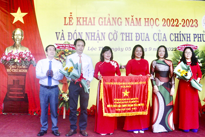 Bà Trần Thu Mai trao Cờ thi đua của Chính phủ cho Trường THCS Thái Nguyên.