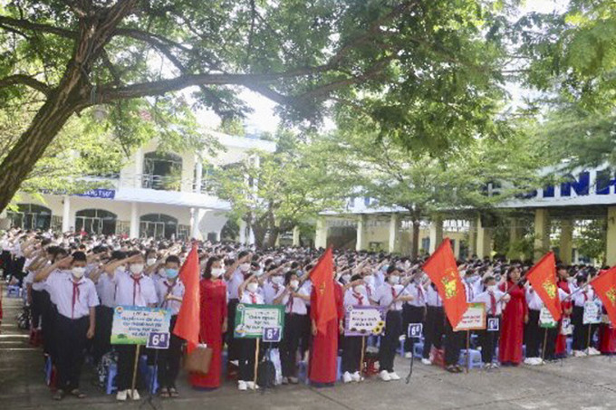Học sinh khối lớp 6 Trường THCS Thái Nguyên chào cờ trong lễ khai giảng