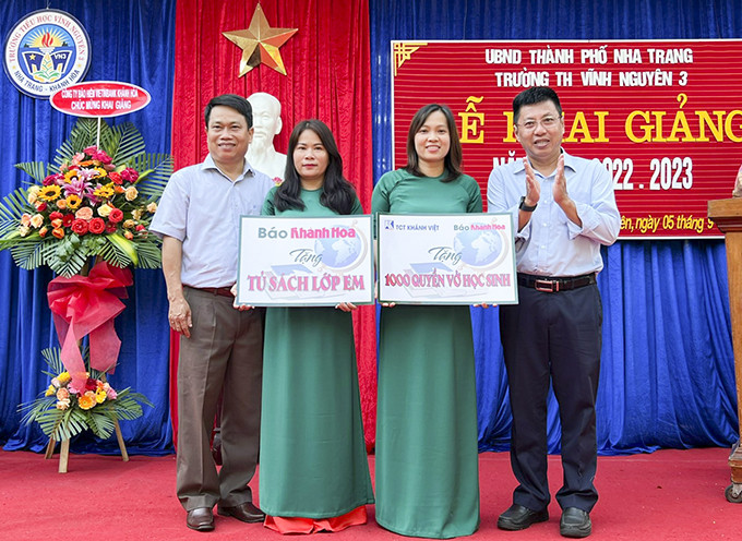 Lãnh đạo Báo Khánh Hòa và Tổng công ty Khánh Việt trao quà cho Trường Tiểu học Vĩnh Nguyên 3.