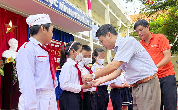 Ông Trần Duy Hưng – Tổng Biên tập Báo Khánh Hòa trao học bổng cho các học sinh.