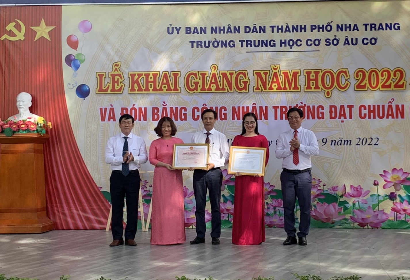 Ông Hồ Văn Mừng và lãnh đạo Phòng Giáo dục và Đào tạo TP. Nha Trang trao bằng công nhận đạt chuẩn quốc gia và chứng nhận kiểm định chất lượng giáo dục cho nhà trường. 