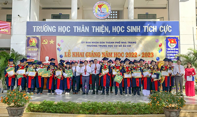 Các học sinh đạt điểm cao trong kỳ thi vào Trường THPT Chuyên Lê Quý Đôn nhận khen thưởng.