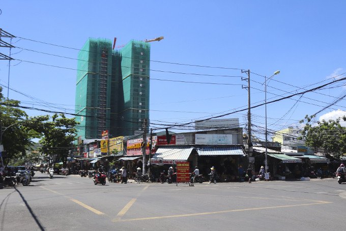 Khu vực chợ đường Dã Tượng, Võ Thị Sáu giao nhau với đường Trường Sa nay đã đường thông, hè thoáng.