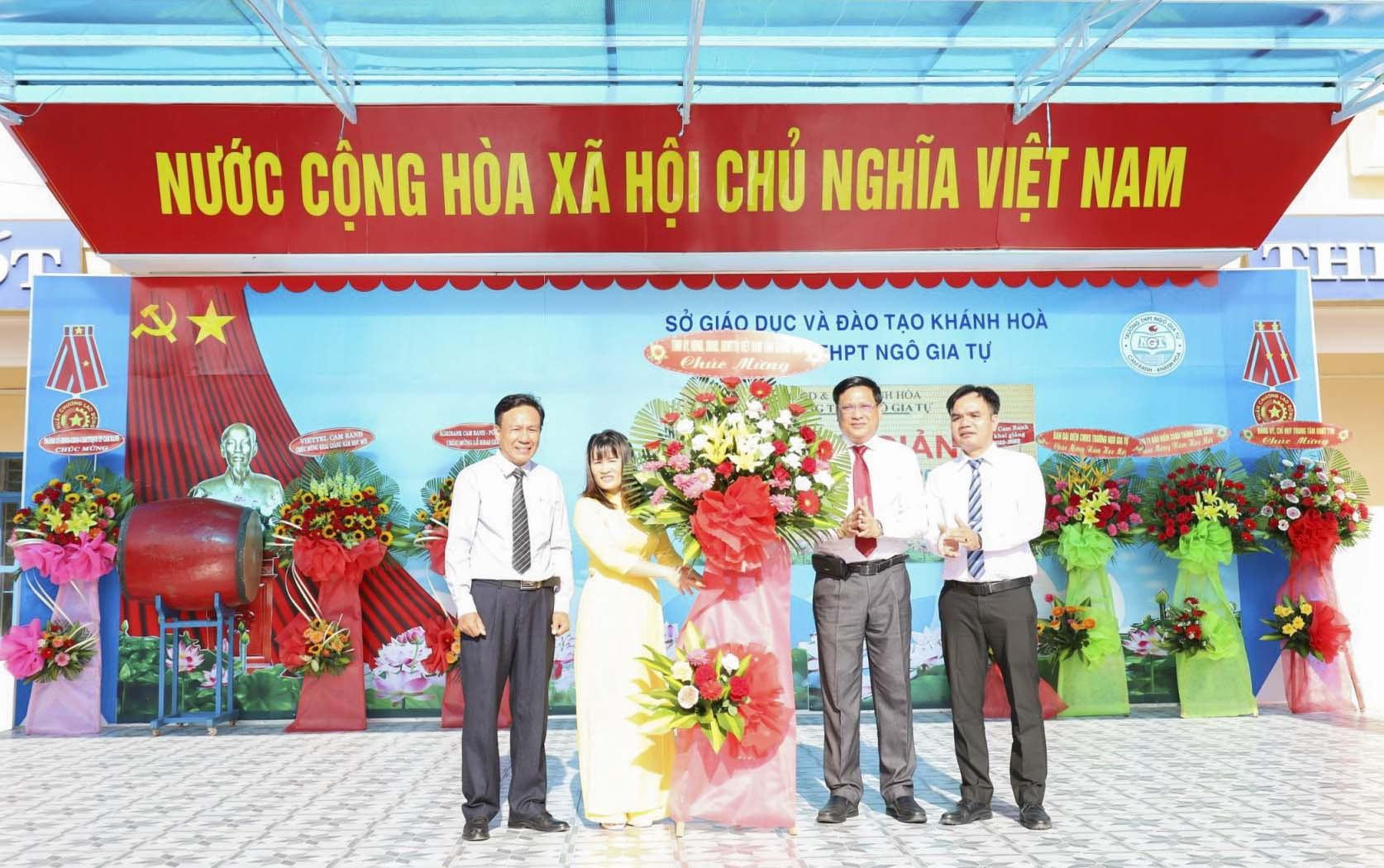 Ông Lê Hữu Thọ tặng hoa cho nhà trường nhân dịp khai giảng năm học mới.