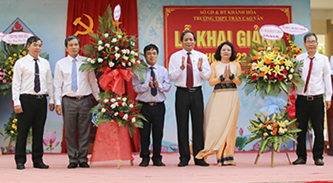 Ông Nguyễn Văn Ghi tặng hoa chúc mừng nhân dịp khai giảng năm học mới Trường THPT Trần Cao Vân.