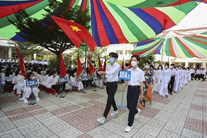 Các học sinh mới lớp 10 vào nhập học năm học mới 2022-2023 Trường THPT Trần Cao Vân.