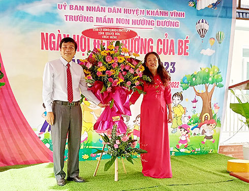 Ông Lữ Thanh Hải tặng hoa chúc mừng Trường Mầm non Hướng Dương.