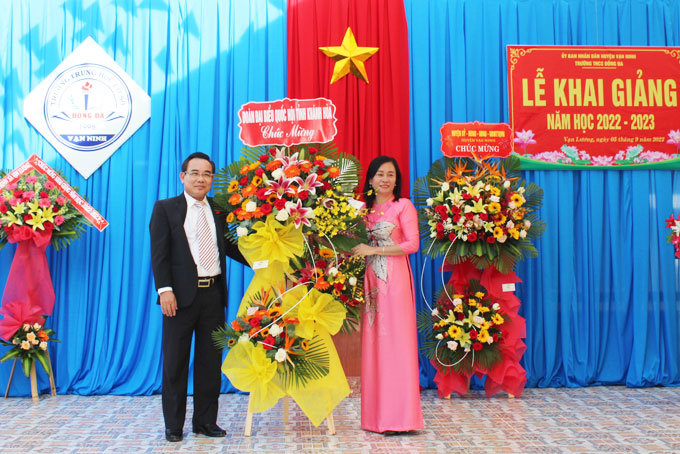 Ông Lê Hữu Trí tặng hoa chúc mừng tập thể thầy và trò Trường THCS Đống Đa.