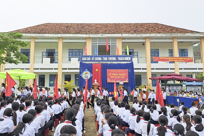 Quang cảnh lễ khai giảng tại Trường Phổ thông Dân tộc nội trú Khánh Sơn