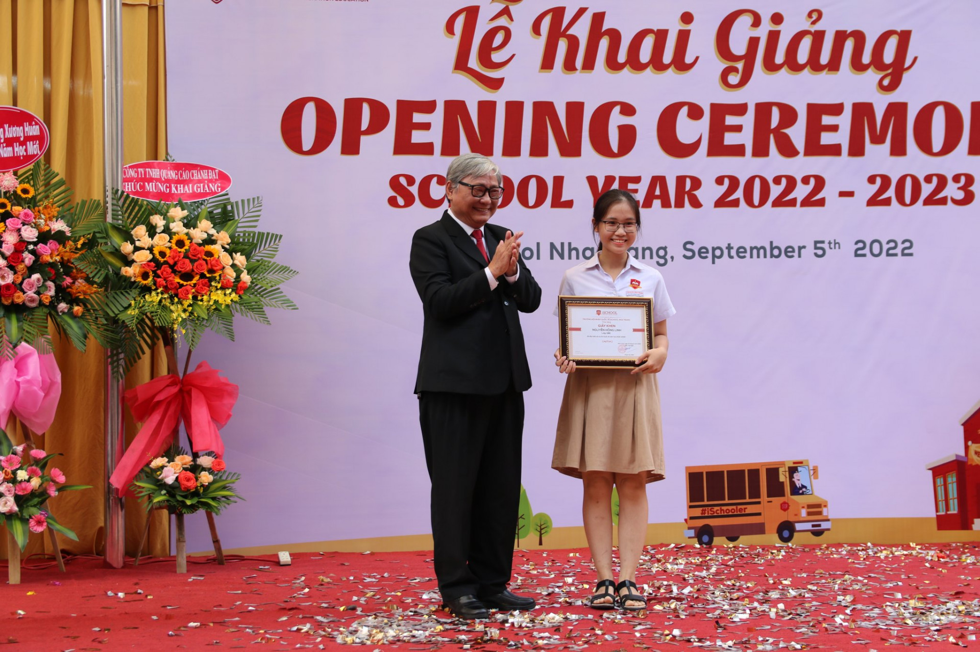 Thầy Phạm Hữu Bình – Hiệu trưởng nhà trường khen thưởng cho học sinh đạt giải quốc tế.