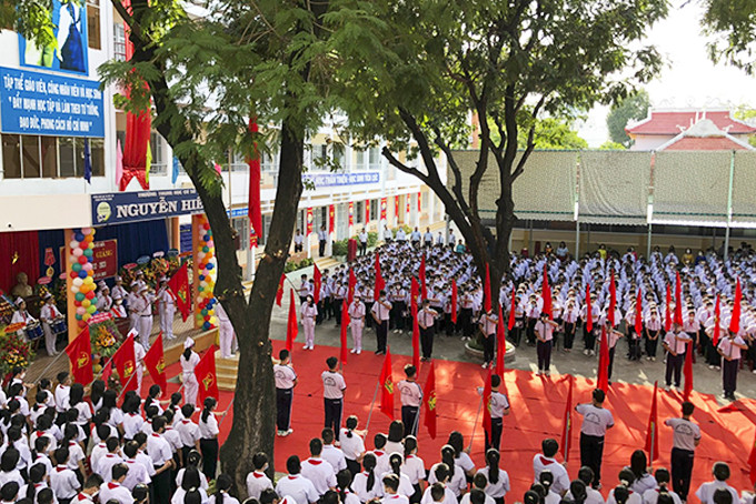 Quang cảnh lễ khai giảng tại Trường THCS Nguyễn Hiền
