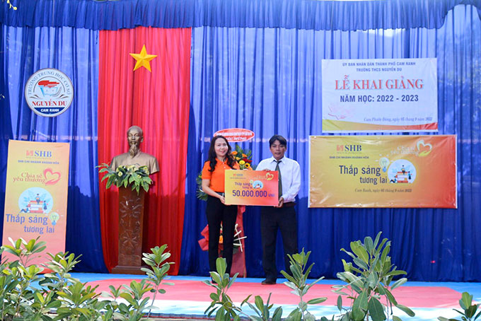 Bà Huỳnh Thị Thu Thảo - Chủ tịch Công đoàn SHB Khánh Hòa trao bảng tượng trưng cho Hiệu trường nhà trường.