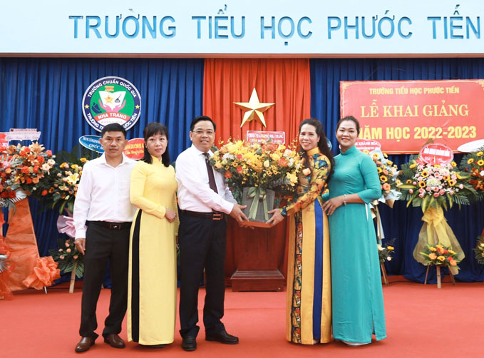 Ông Nguyễn Sỹ Khánh - Chủ tịch UBND TP. Nha Trang tặng hoa chúc mừng Trường Tiểu học Phước Tiến.