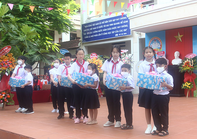 Học sinh lớp 5 Trường Tiểu học Lộc Thọ tặng quà cho các em mới vào lớp 1.