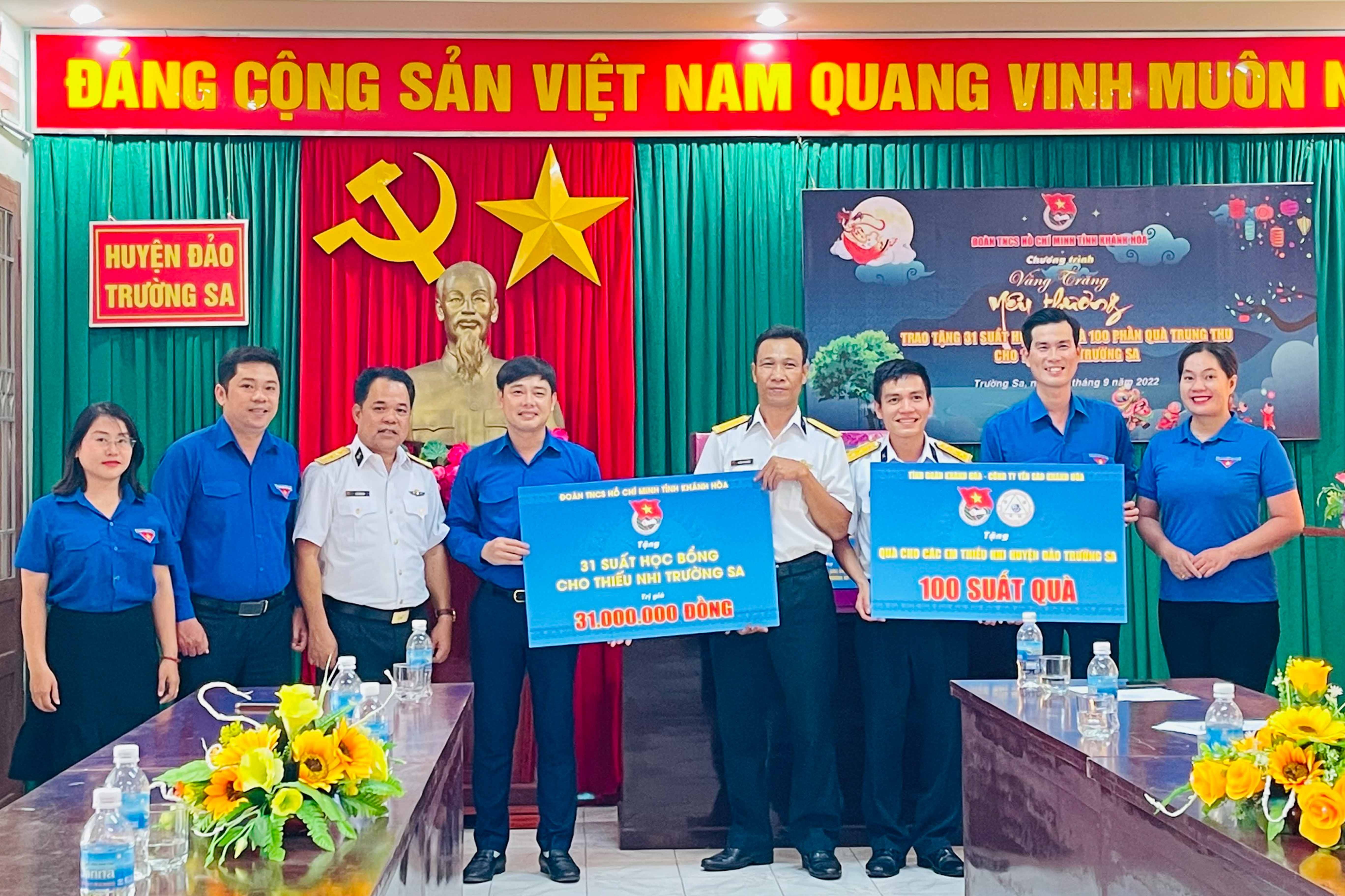 Trao học bổng và quà trung thu cho thiếu nhi huyện Trường Sa