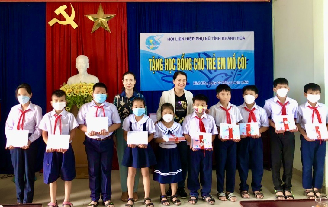 Trao học bổng cho trẻ em khó khăn