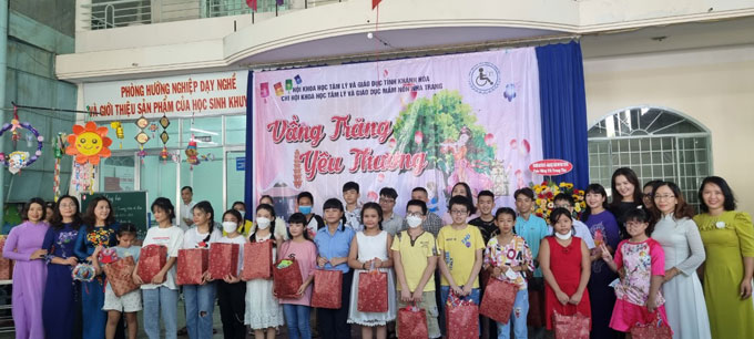 Trung tâm Phục hồi chức năng giáo dục trẻ em khuyết tật tỉnh tổ chức Trung thu cho học sinh