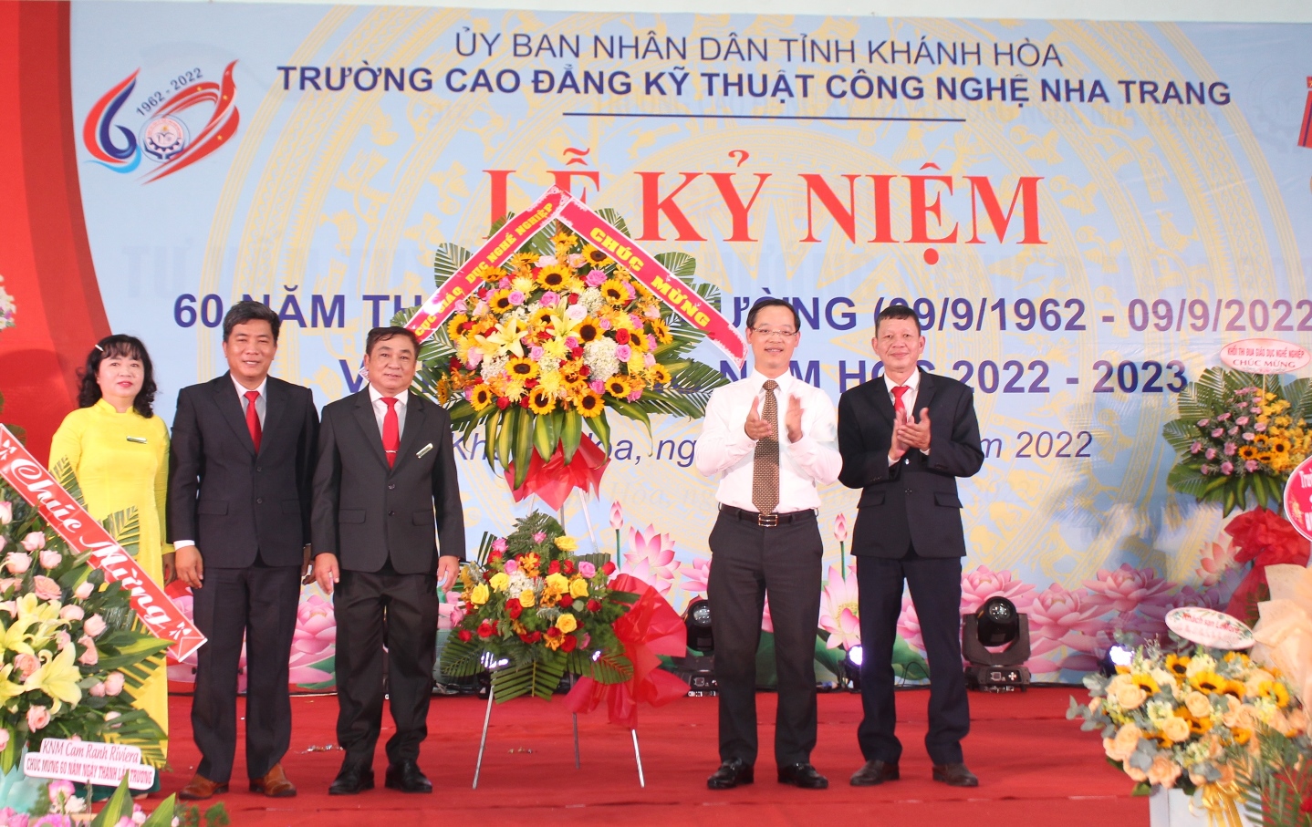 Tổng cục trưởng Tổng cục Giáo dục nghề nghiệp Trương Anh Dũng tặng lẵng hoa chúc mừng nhà trường.