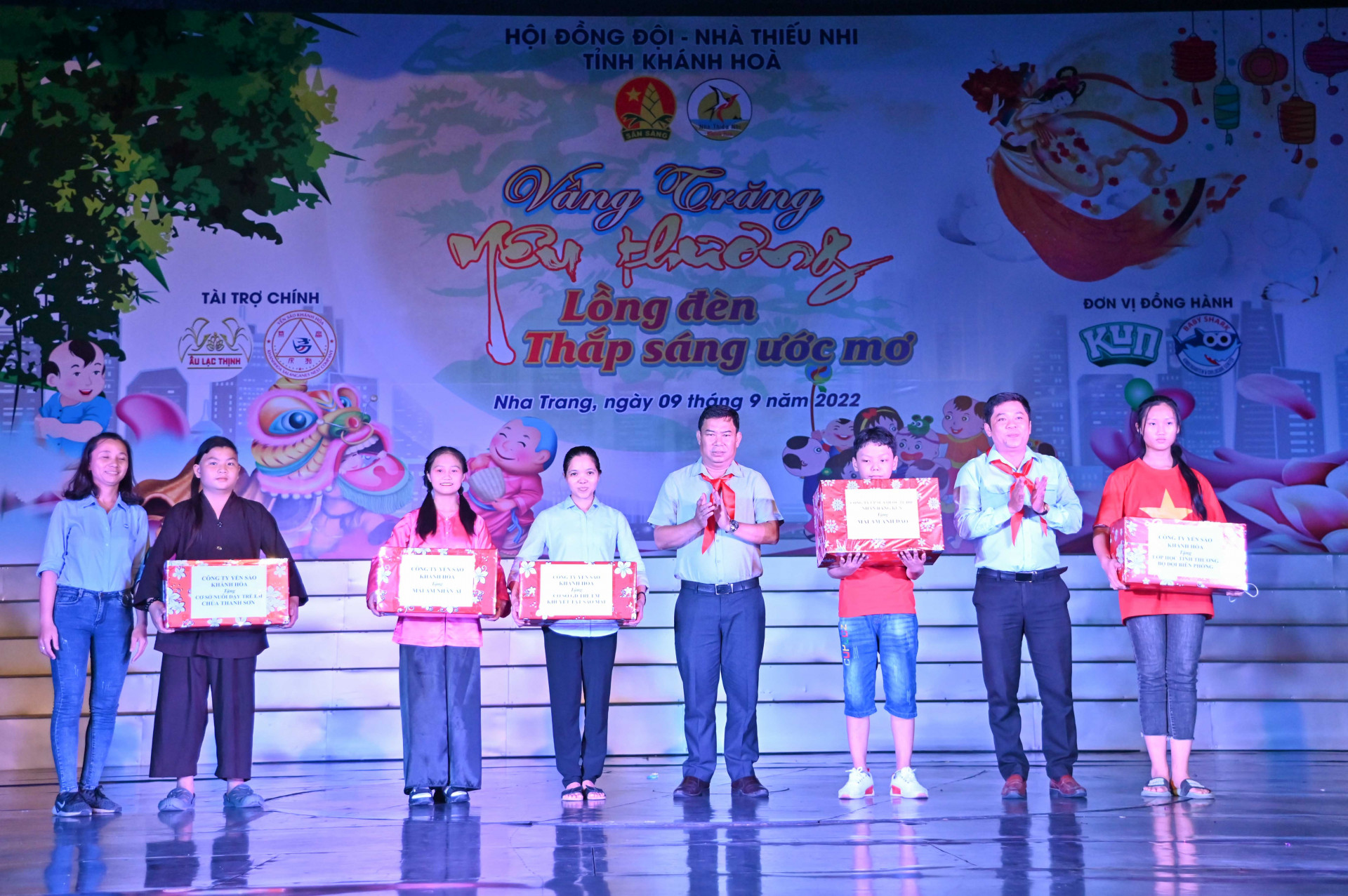 Các đại biểu, mạnh thường quân trao các phần quà trung thu đến đại diện các thiếu nhi của các trung tâm, cơ sở bảo trợ xã hội, mái ấm, Làng Trẻ em SOS Nha Trang