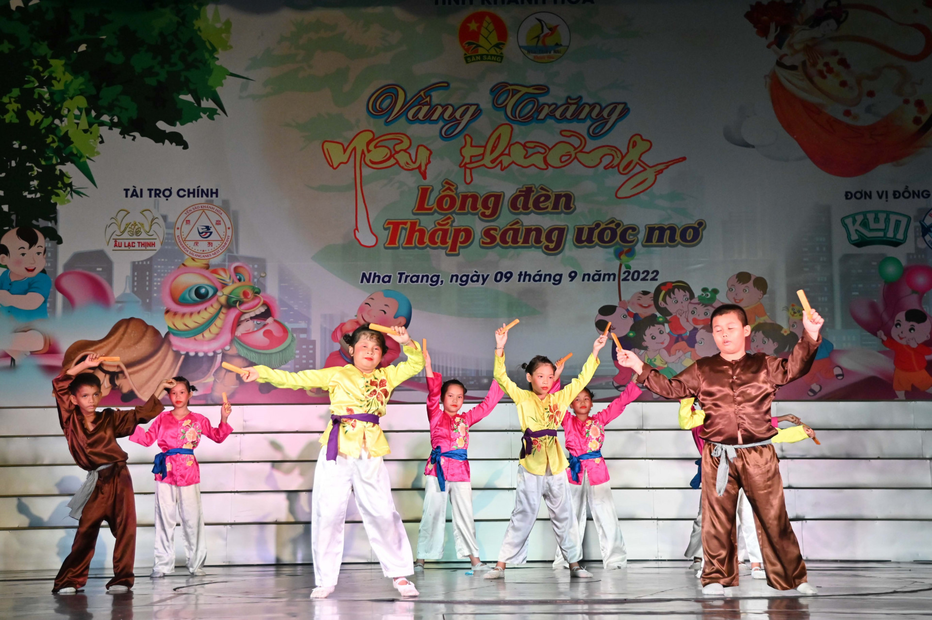 Phần biểu diễn của các thiếu nhi đến từ Làng Trẻ em SOS Nha Trang