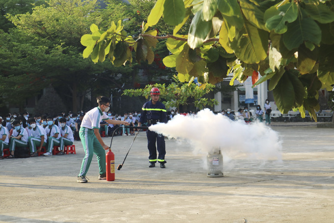 Học sinh Trường THPT Phạm Văn Đồng (TP. Nha Trang) trải nghiệm kỹ năng phòng cháy, chữa cháy.