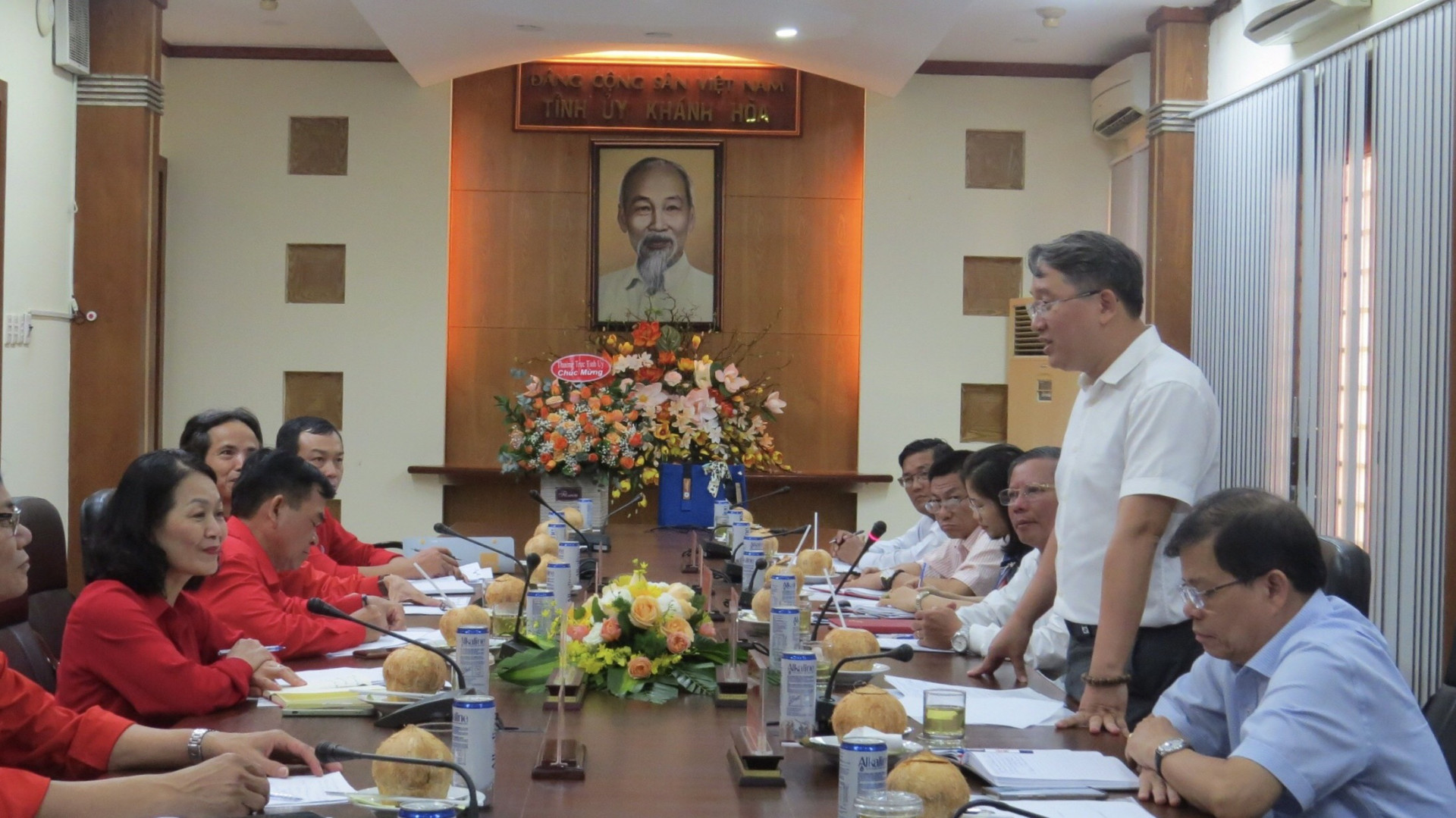 Thường trực Tỉnh ủy Khánh Hòa tặng hoa chúc mừng bà Bùi Thị Hòa giữ chức Chủ tịch Hội Chữ thập đỏ Việt Nam.