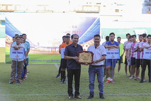 Ông Nguyễn Tuấn Thanh, Phó Giám đốc Sở Văn hóa và Thể thao tặng kỷ niệm chương cho nhà tài trợ.