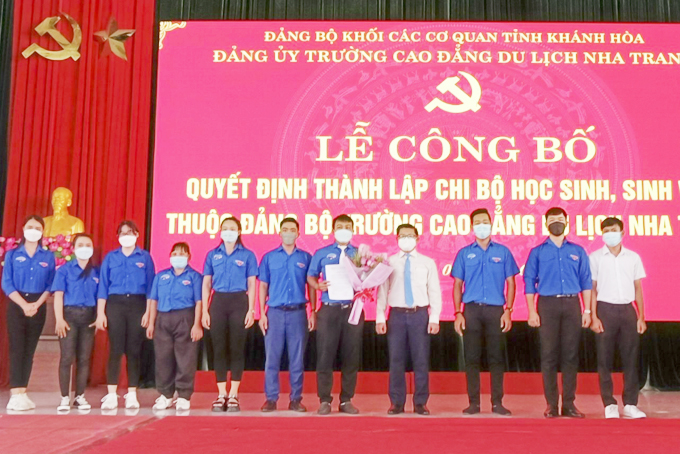 Quan tâm phát triển đảng trong học sinh, sinh viên