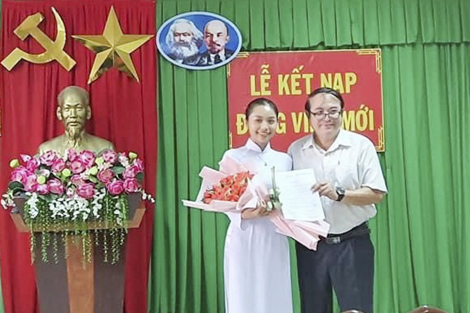 Lễ kết nạp học sinh Trường THPT Chuyên Lê Quý Đôn vào Đảng.