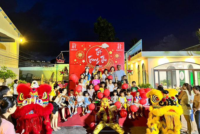 Công ty TNHH SX-TM-XNK D&T tặng hơn 1.000 suất quà cho thiếu nhi dịp Trung thu