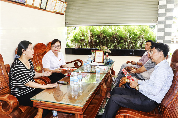 Tổ công tác của Ngân hàng Nhà nước Chi nhánh Khánh Hòa khảo sát nhu cầu vốn tại cơ sở chả cá Thuận (huyện Vạn Ninh).  