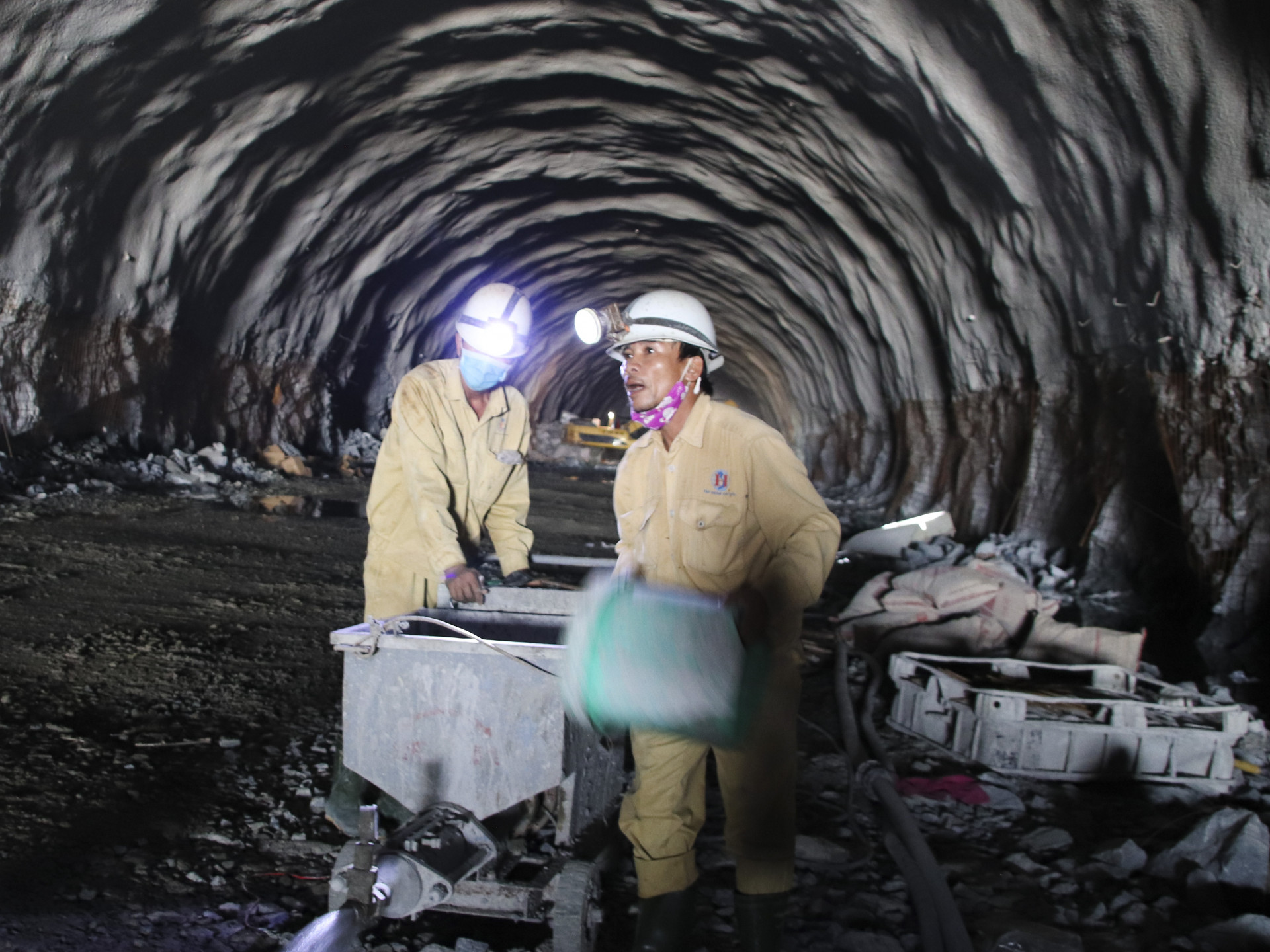 Người lao động thi công xuyên đêm để đảm bảo tiến độ tại điểm hầm Dốc Sạn (Cam Ranh).