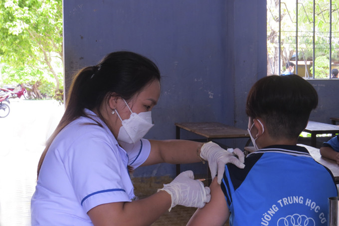 Tiêm vắc xin  cho học sinh  huyện Vạn Ninh.  Ảnh: BKH