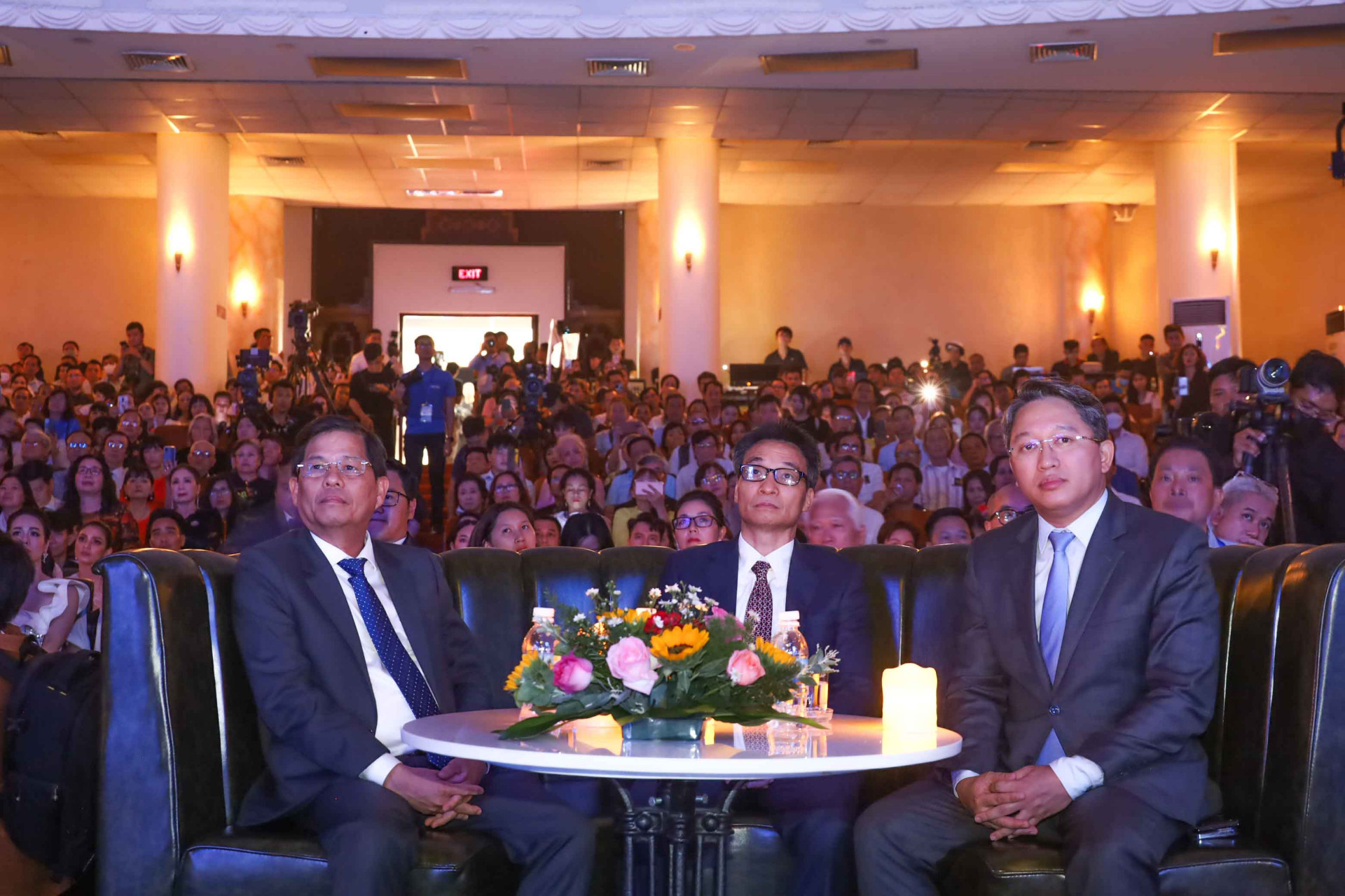 Phó Thủ tướng Chính phủ Vũ Đức Đam (giữa) cùng lãnh đạo tỉnh Khánh Hòa đến tham dự lễ trao giải. 
