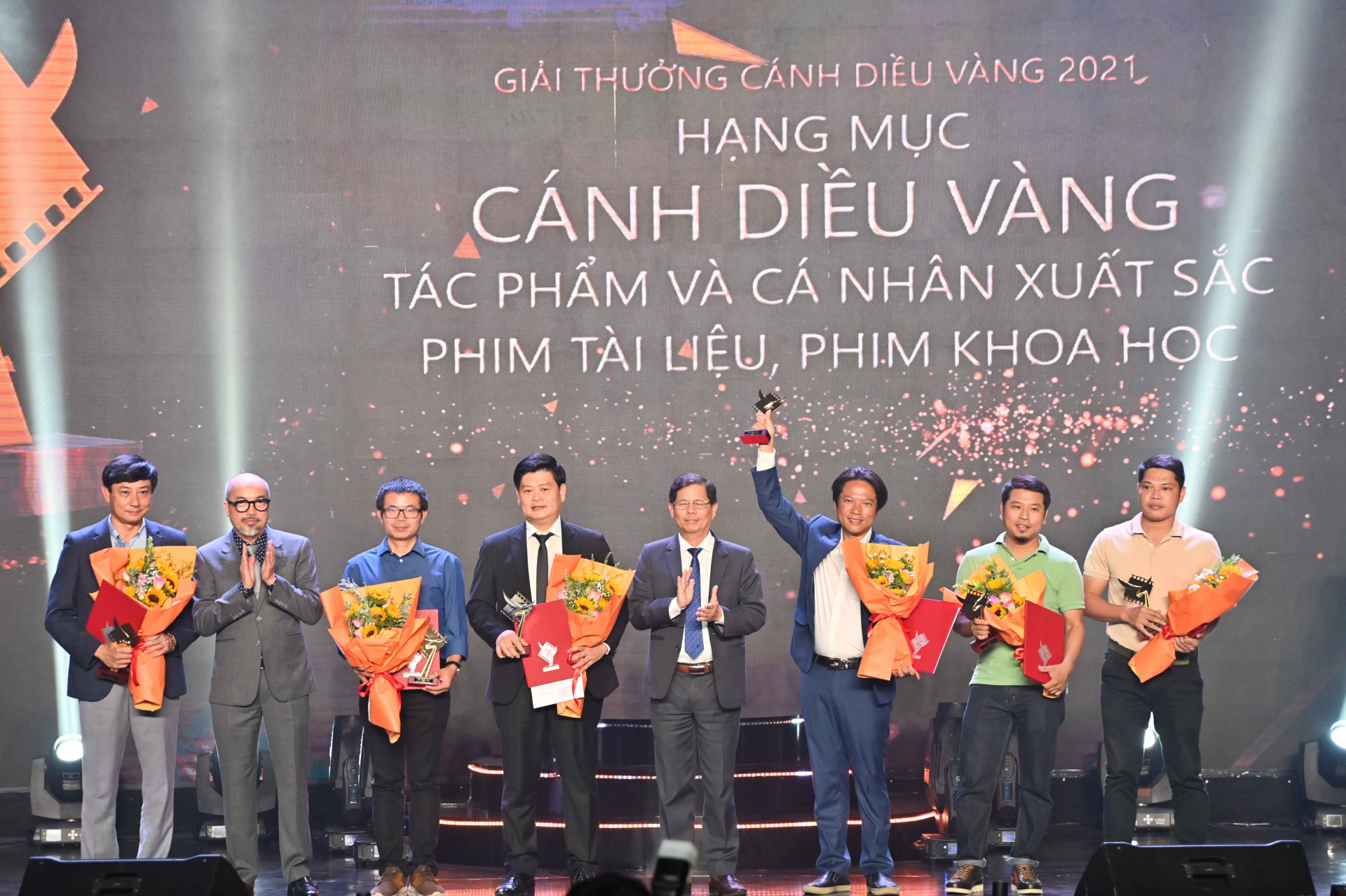 Ông Nguyễn Tấn Tuân trao giải Cánh diều vàng cho tác phẩm, cá nhân xuất sắc ở hai hạng mục phim tài liệu và phim khoa học. 