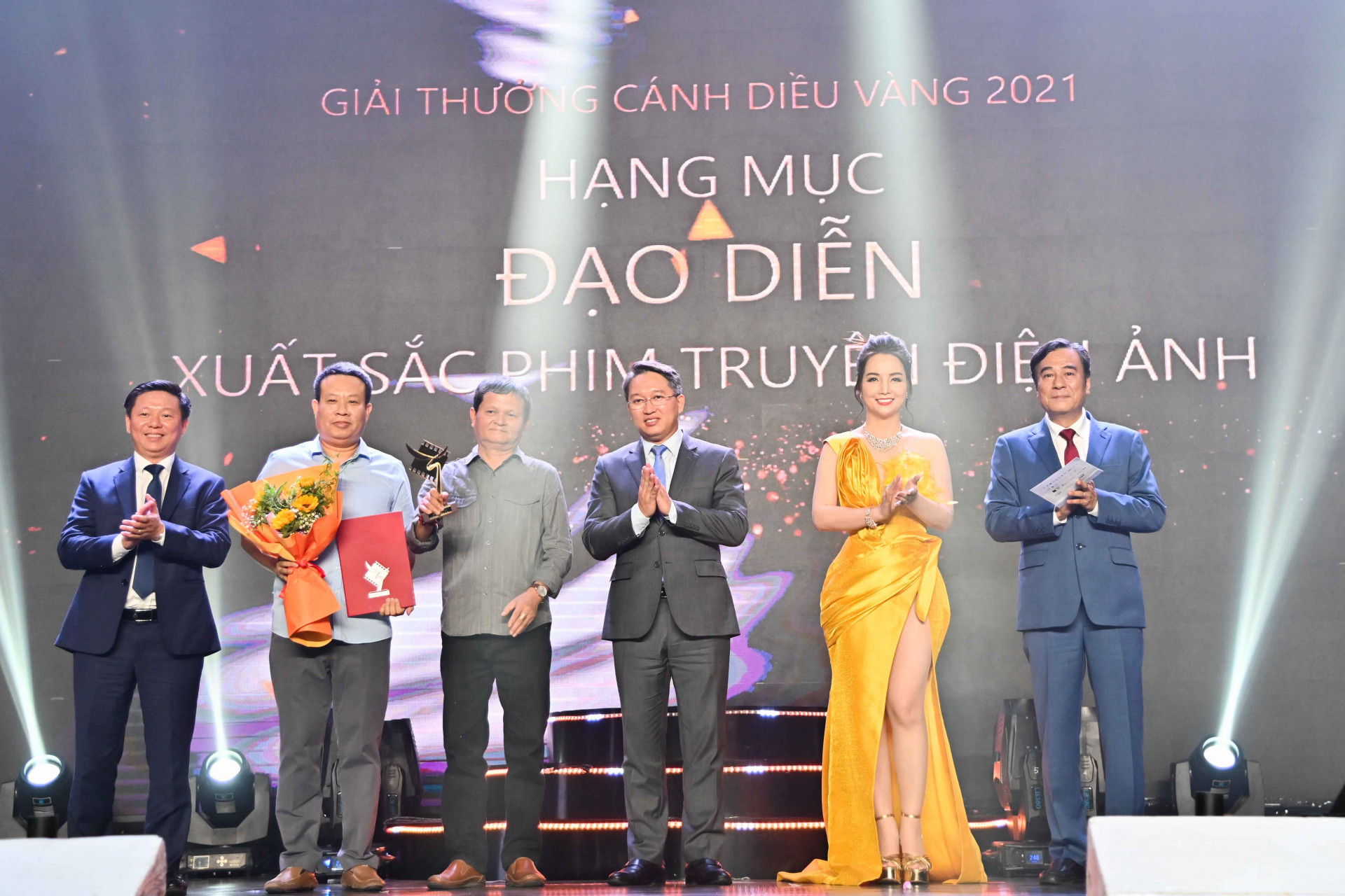 Ông Nguyễn Hải Ninh trao giải Cánh diều vàng cho đạo diễn xuất sắc hạng mục phim truyện điện ảnh. 