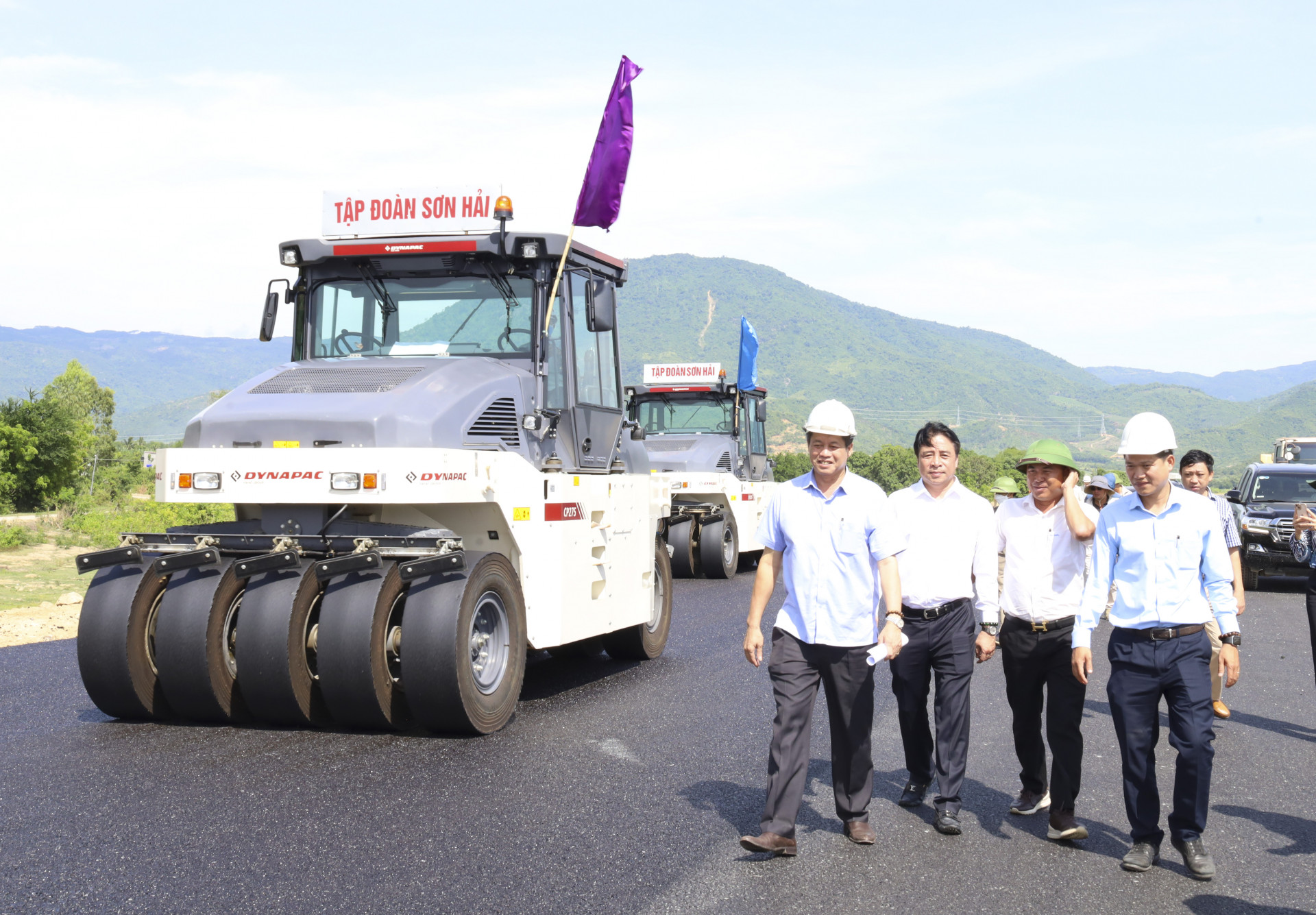 Ông Nguyễn Khắc Toàn - Phó Bí thư Thường trực Tỉnh uỷ, Chủ tịch HĐND tỉnh đi kiểm tra Dự án cao tốc Nha Trang - Cam Lâm.