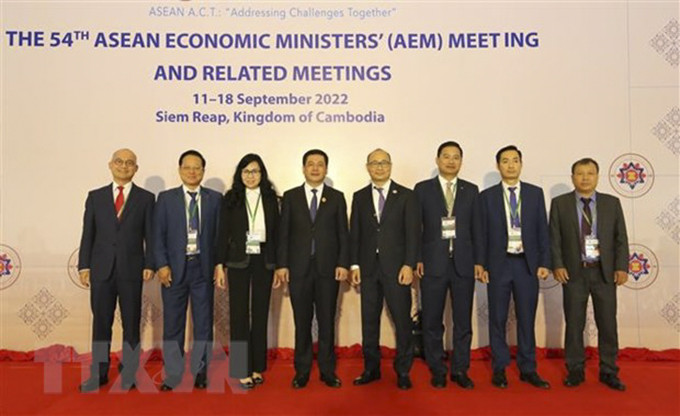 Đoàn đại biểu Việt Nam do Bộ Trưởng Công thương Nguyễn Hồng Diên dẫn đầu tại Hội nghị AEM-54. (Ảnh: TTXVn phát)