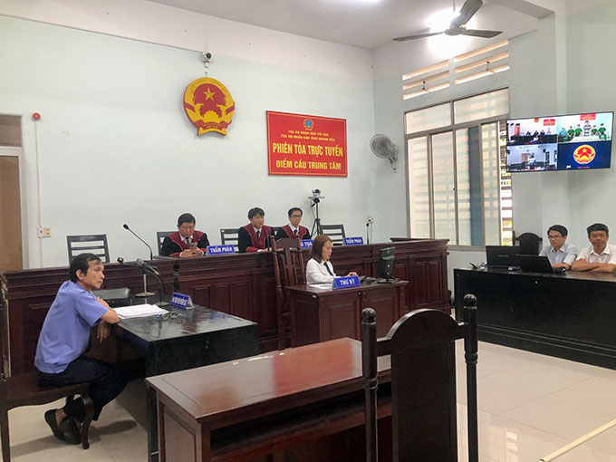 <p>Thẩm phán Nguyễn Văn Tuấn chủ tọa phiên tòa trực tuyến xét xử bị cáo Nguyễn Ngọc Biên.</p>